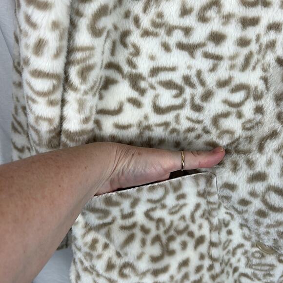 Davi & Dani Reversible Faux Fur Snow Leopard Cozy Jacket Size Medium Soft Cream - Picture 4 of 10